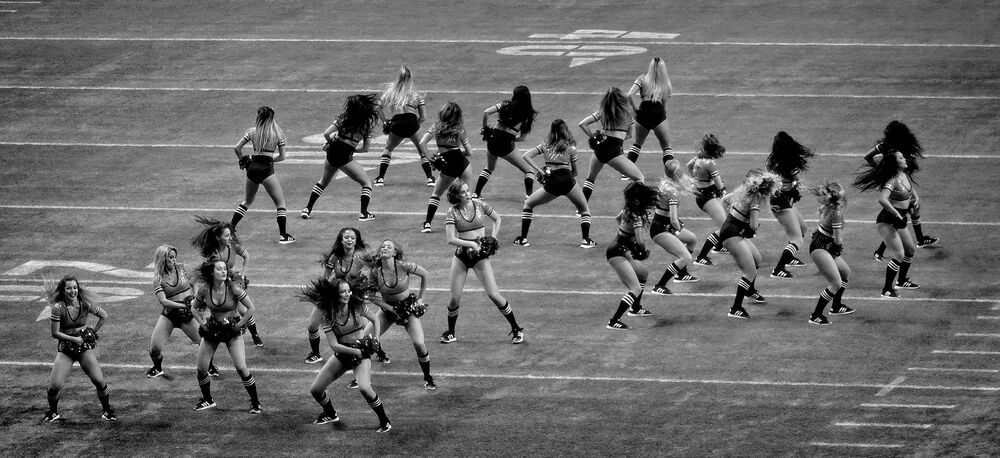Dancing motions of Cheerleaders (3)