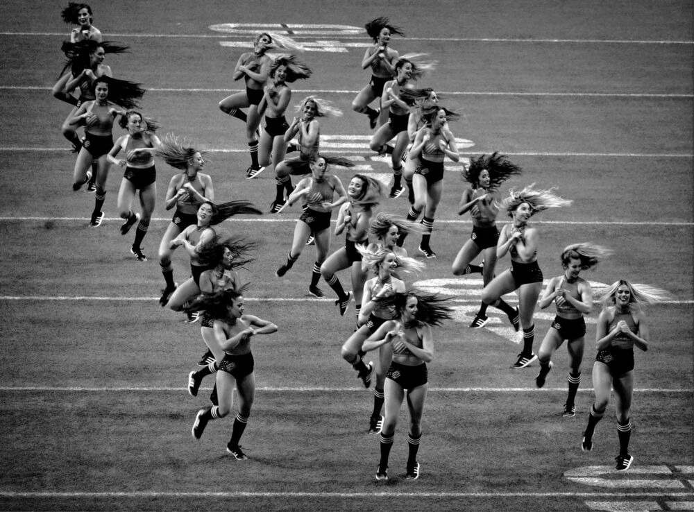 Dancing motions of Cheerleaders (4)