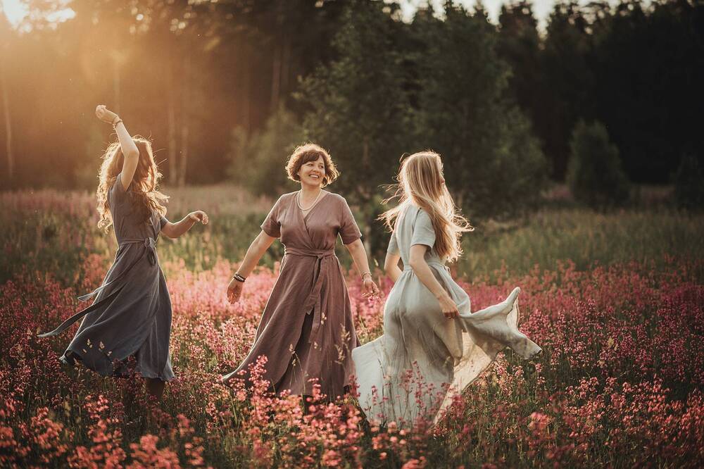 Mom And Daughters (3)