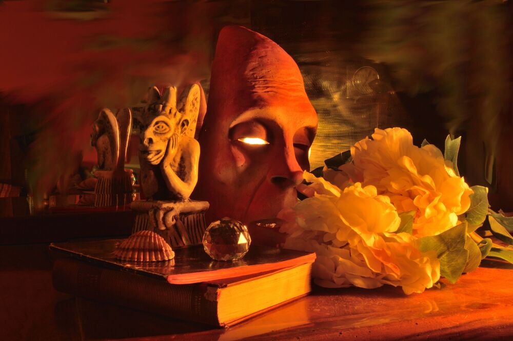 Skulls, crystals, glass, flowers: alchemy of objects (3)