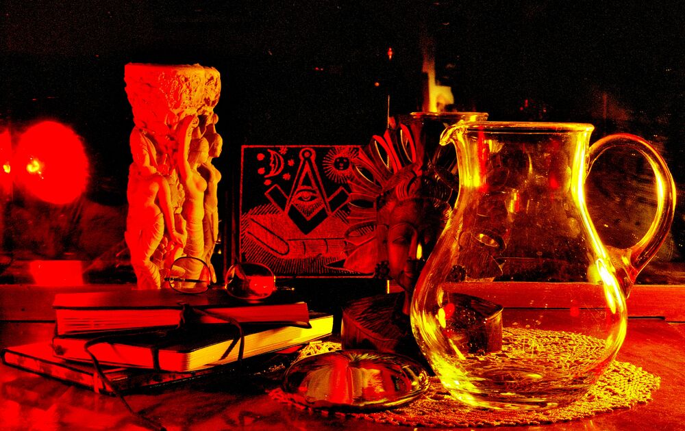 Skulls, crystals, glass, flowers: alchemy of objects (4)
