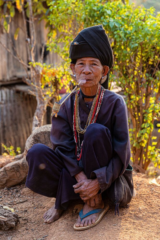 Women of Burmese national minority tribes (7)