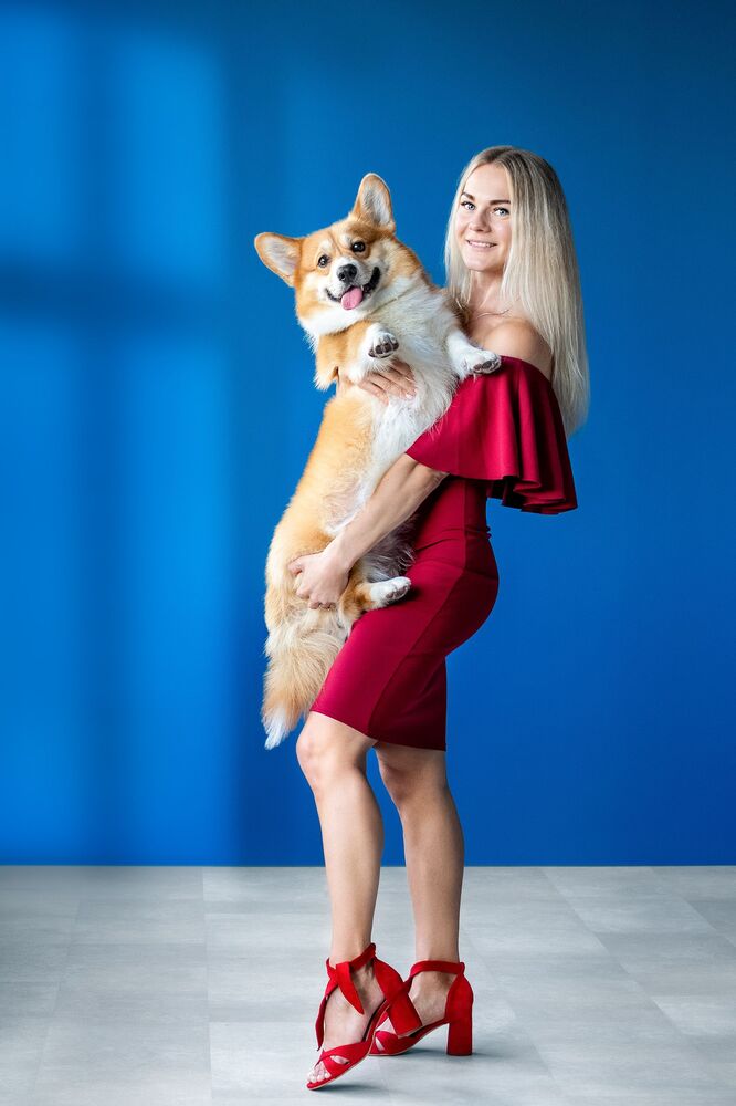 Beautiful girl with corgi (5)
