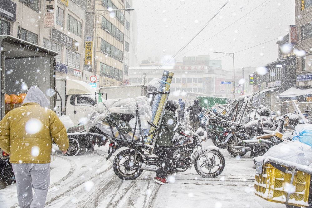 Motorcycle delivery man's winter. (3)