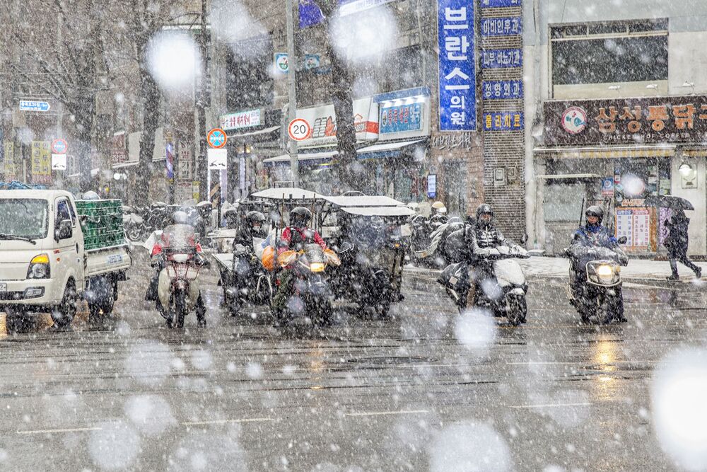 Motorcycle delivery man's winter. (4)