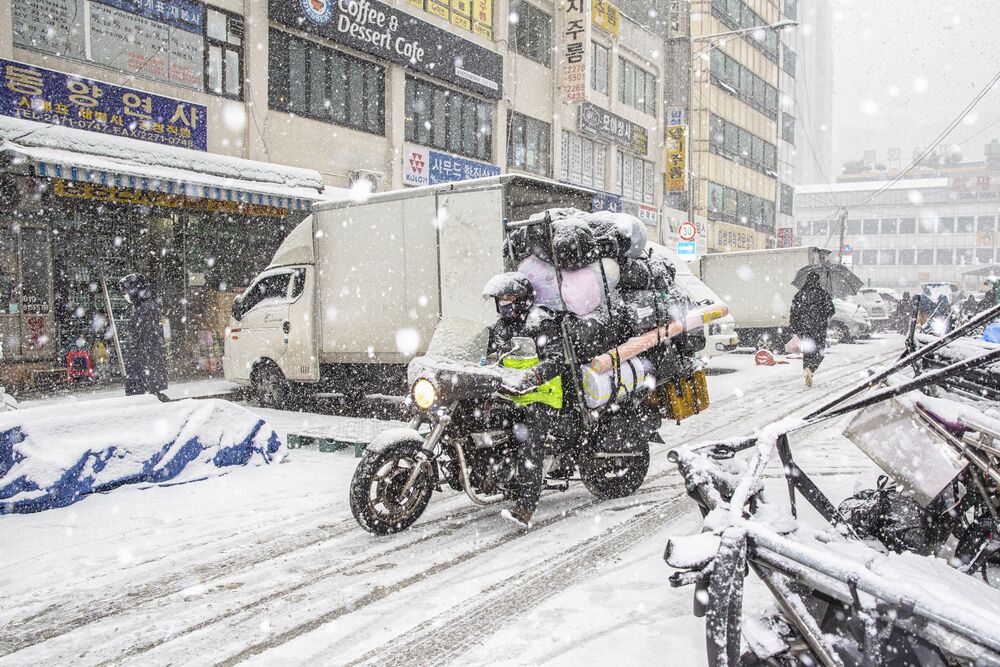 Motorcycle delivery man's winter. (5)