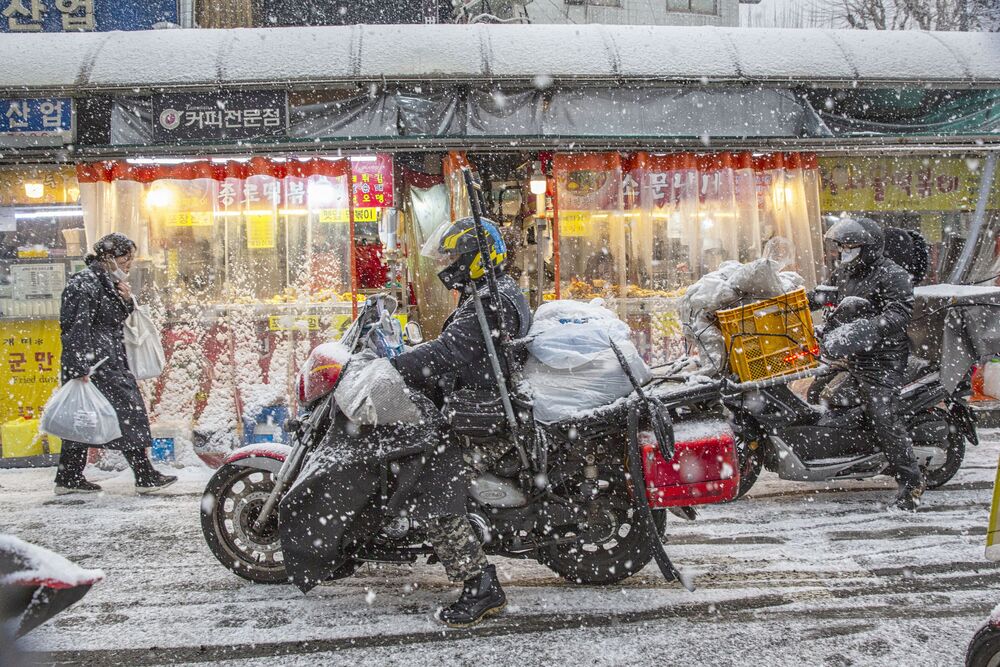 Motorcycle delivery man's winter. (6)
