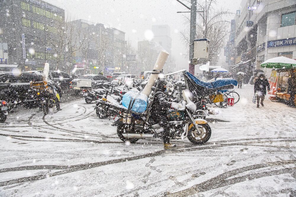 Motorcycle delivery man's winter. (7)