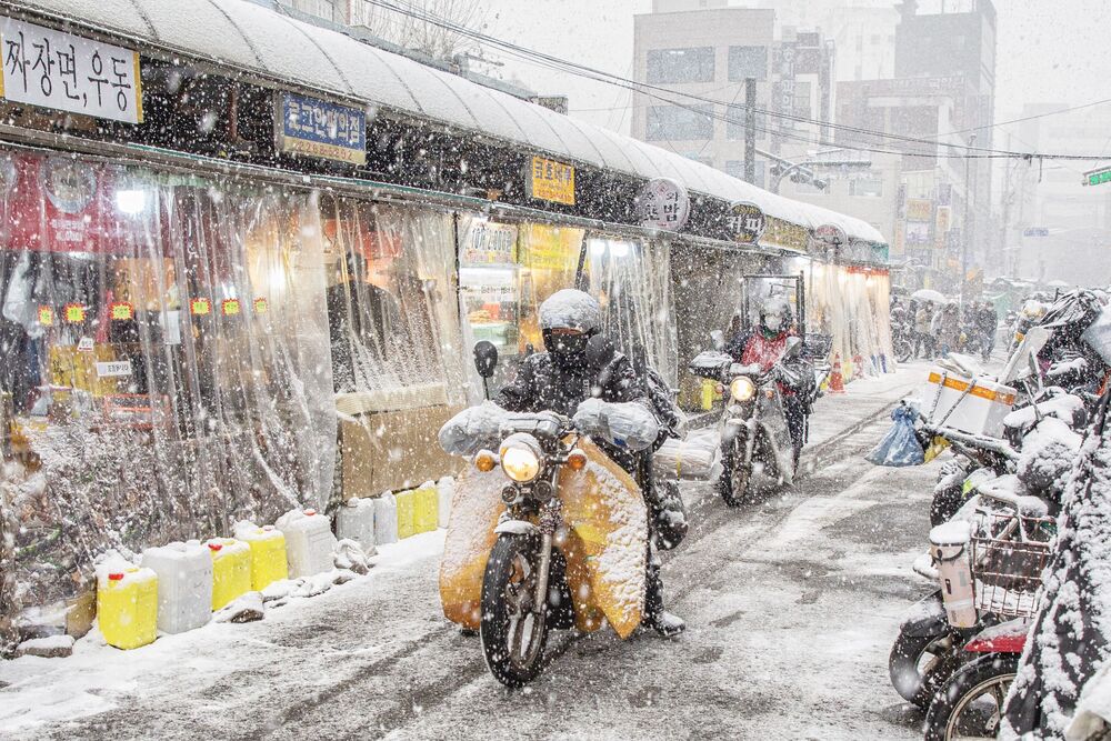 Motorcycle delivery man's winter. (8)