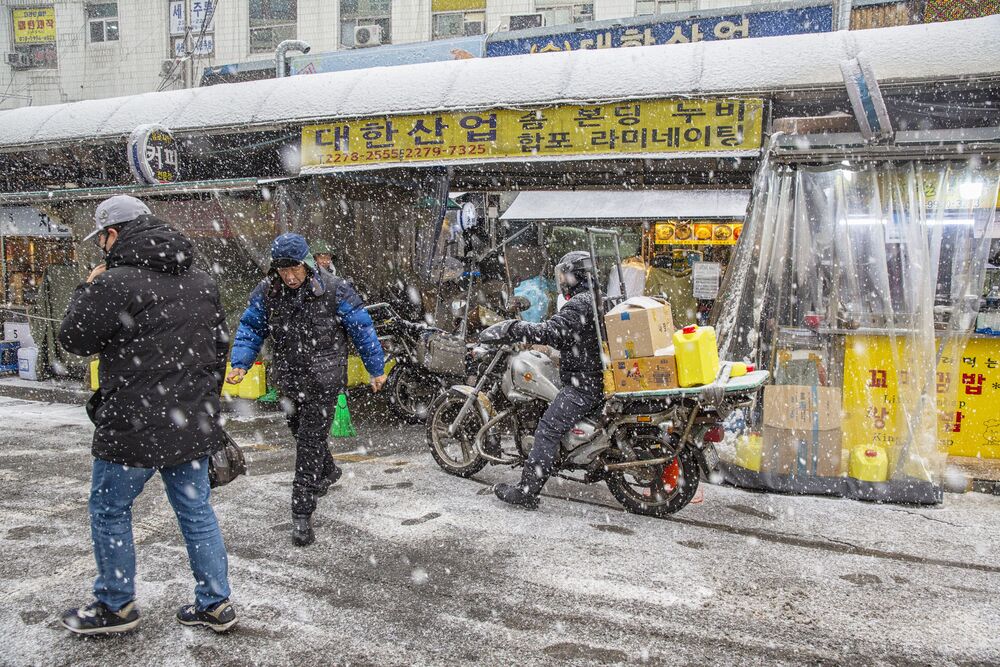 Motorcycle delivery man's winter. (9)