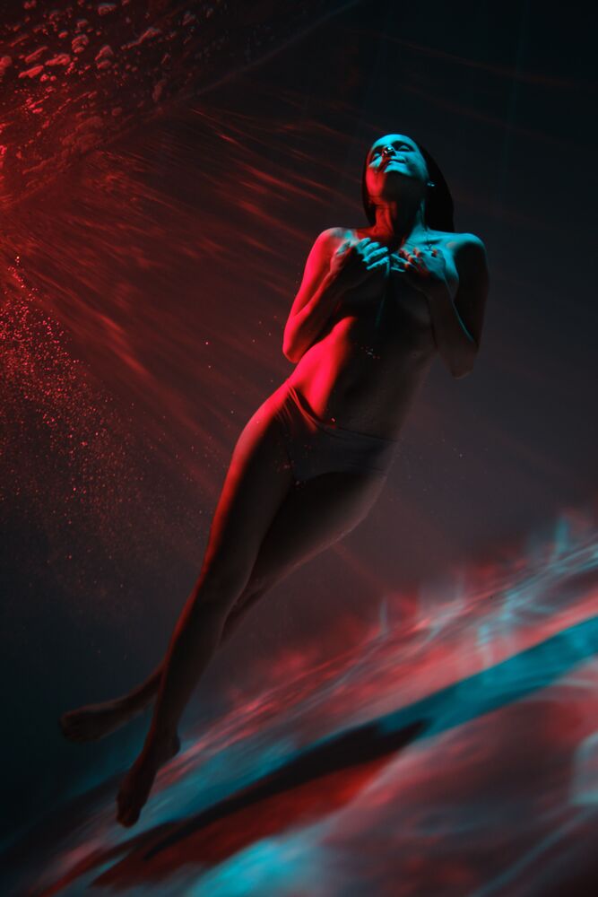Woman portrait underwater (3)
