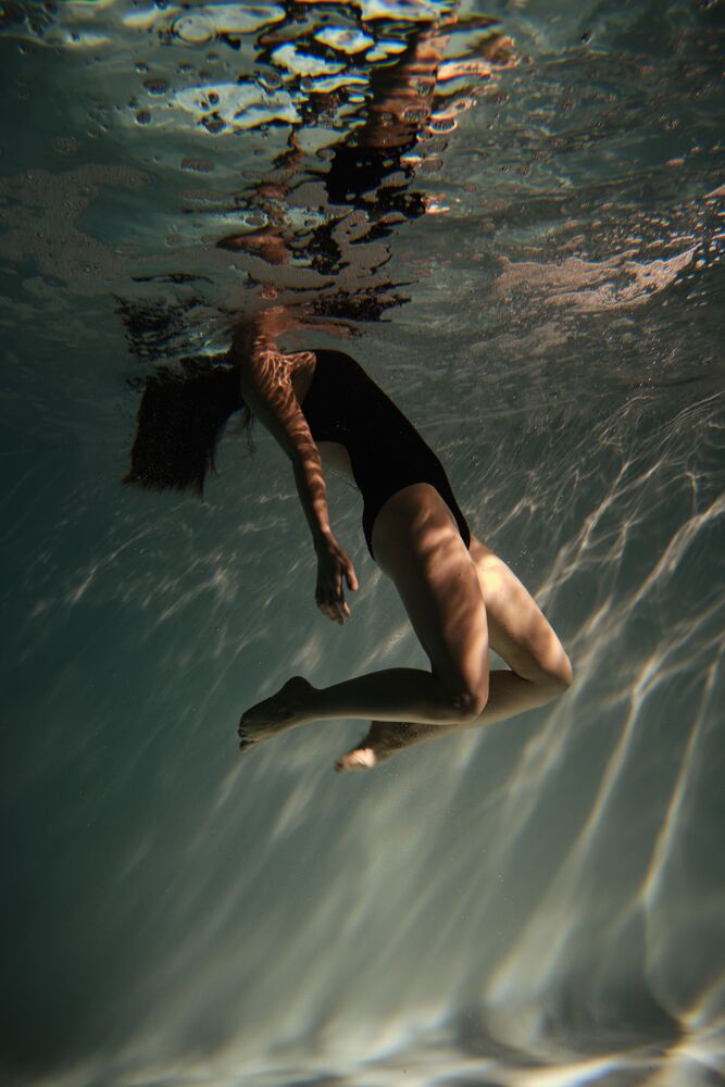 Woman portrait underwater (4)