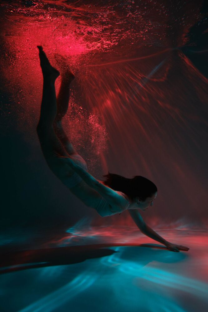 Woman portrait underwater (5)