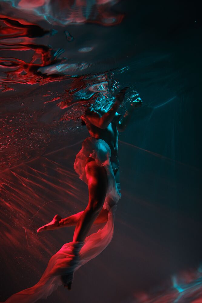 Woman portrait underwater (7)