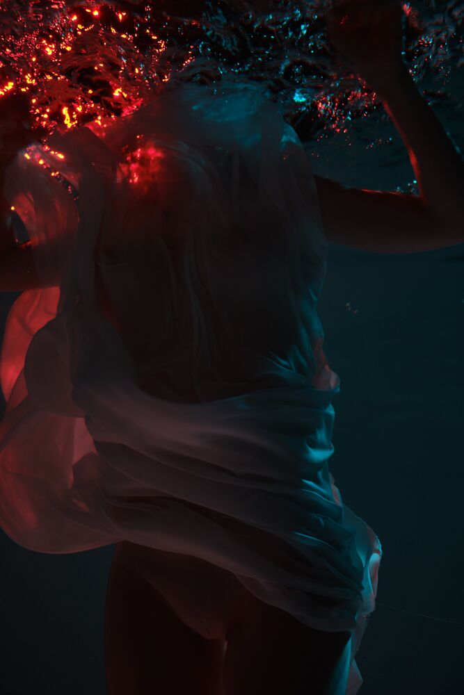 Woman portrait underwater (9)
