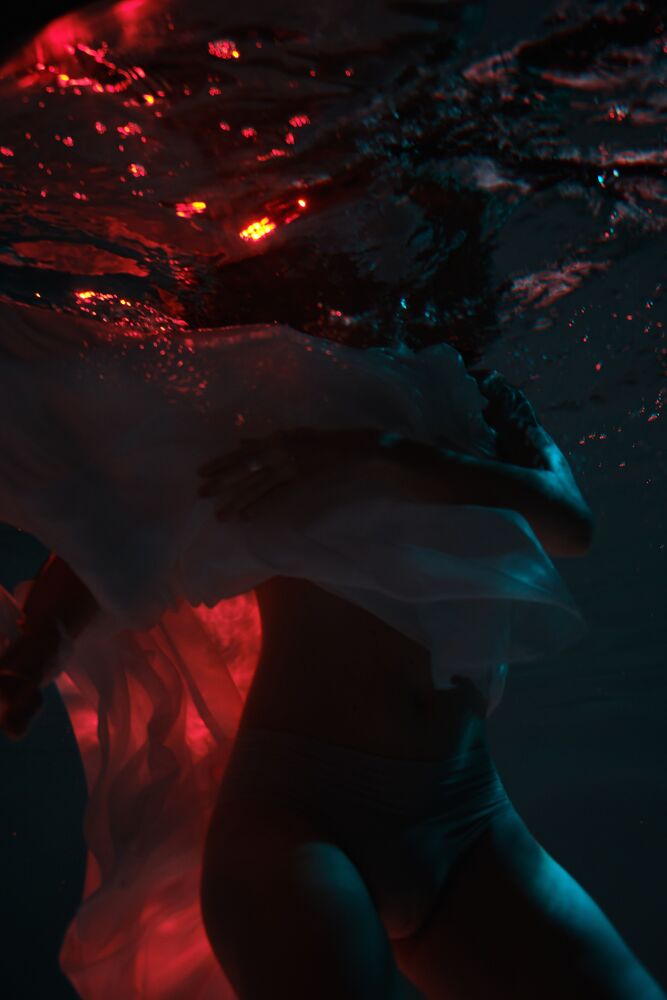 Woman portrait underwater (10)