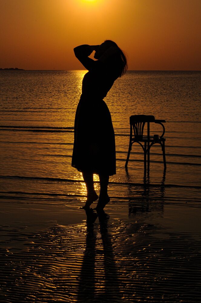 Under the sun splashes. (6)