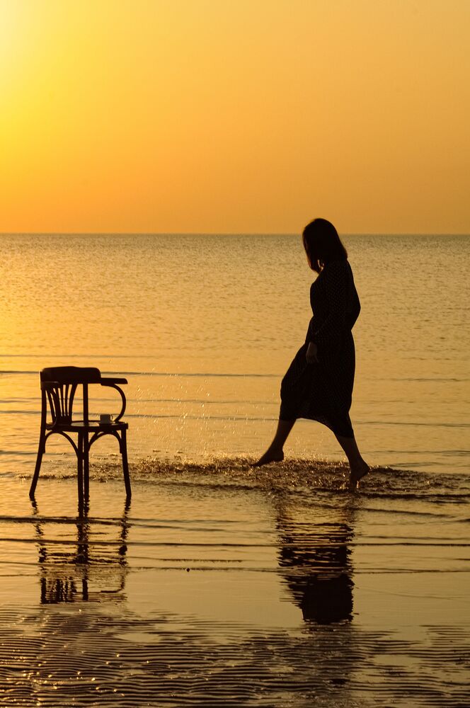 Under the sun splashes. (4)