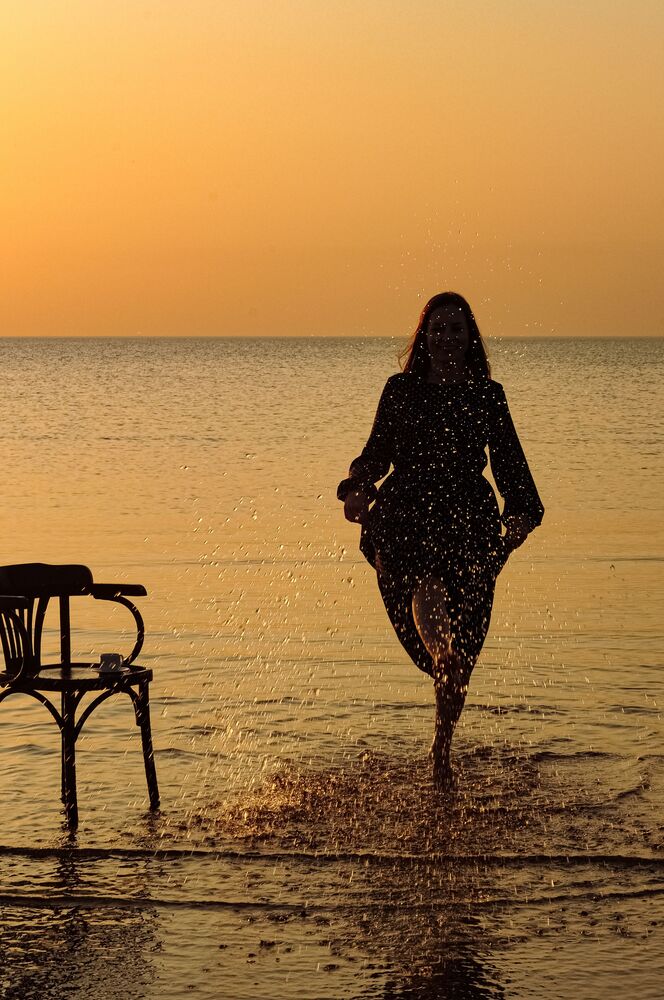 Under the sun splashes. (2)