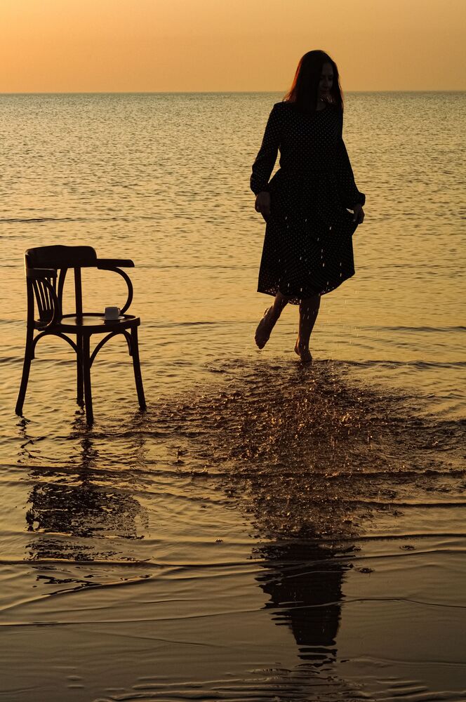 Under the sun splashes. (5)
