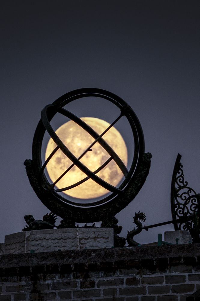 Moon in China (6)