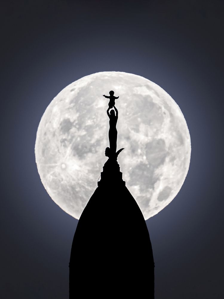 Moon in China (11)
