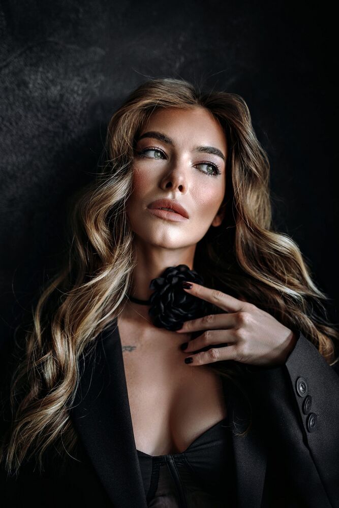 Кристина у камина (2)