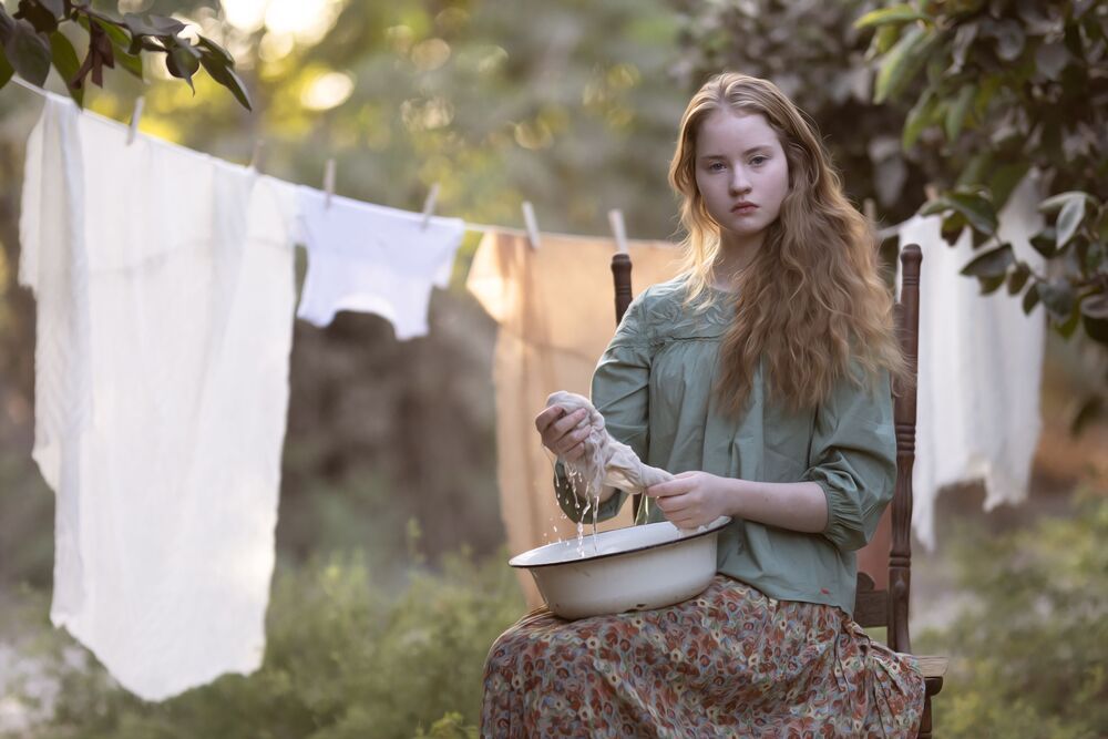 The girl and the laundry (7)