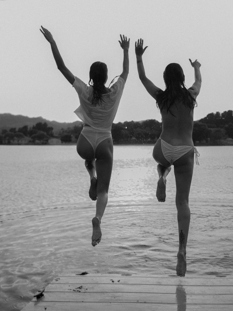 Three girlfriends on the river not counting the dog (7)
