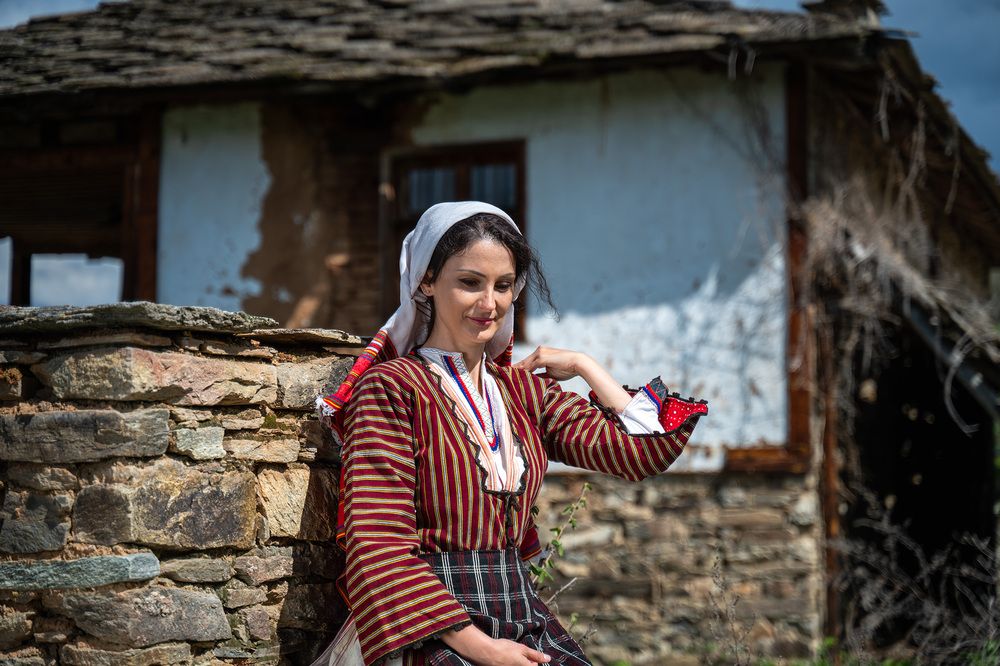 “Girls in Traditional Bulgarian Costumes” (5)