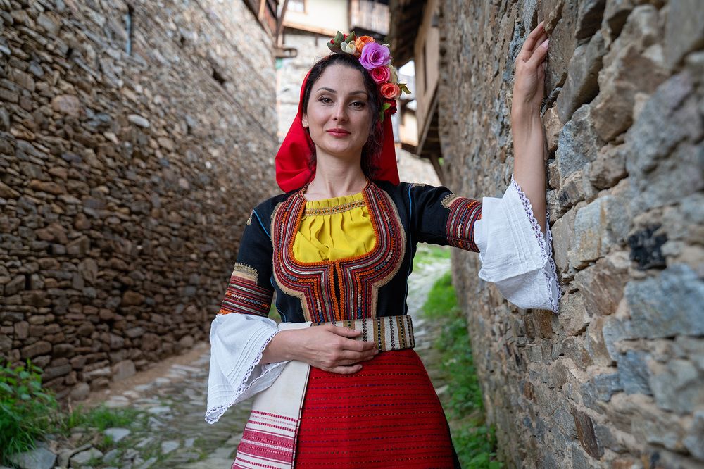 “Girls in Traditional Bulgarian Costumes” (6)