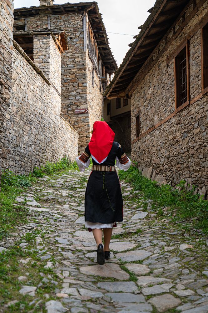 “Girls in Traditional Bulgarian Costumes” (7)