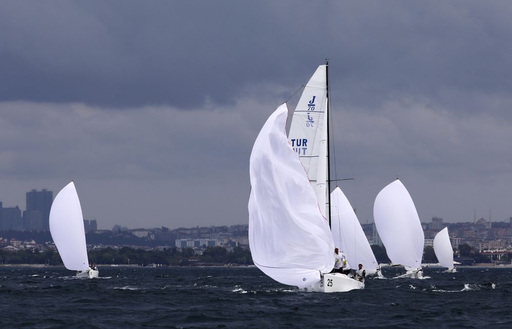 Sailing in a storm (3)