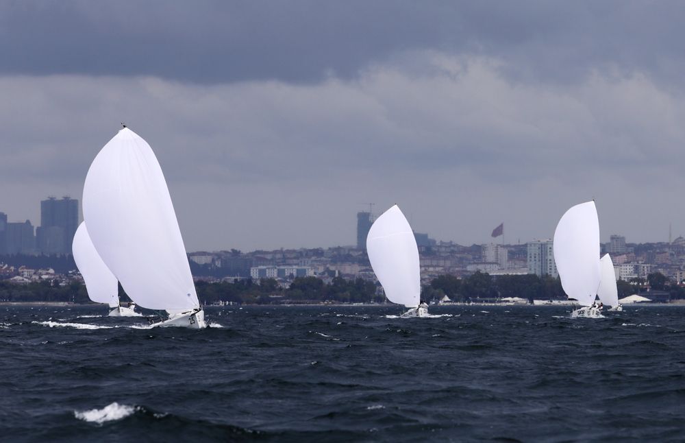 Sailing in a storm (4)