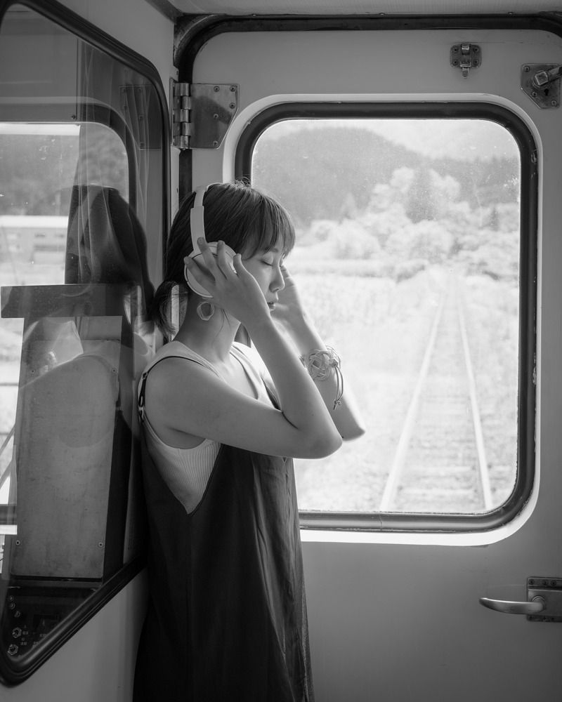 Between Presence and Silence (3)