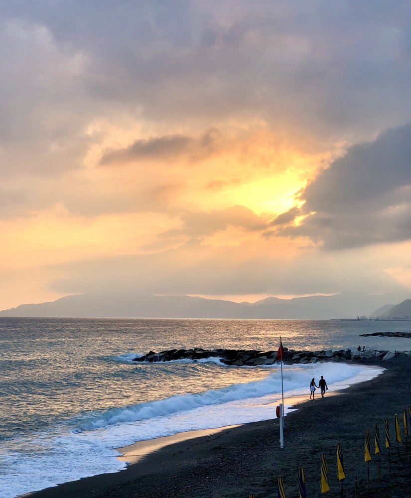 Идущие по кромке моря