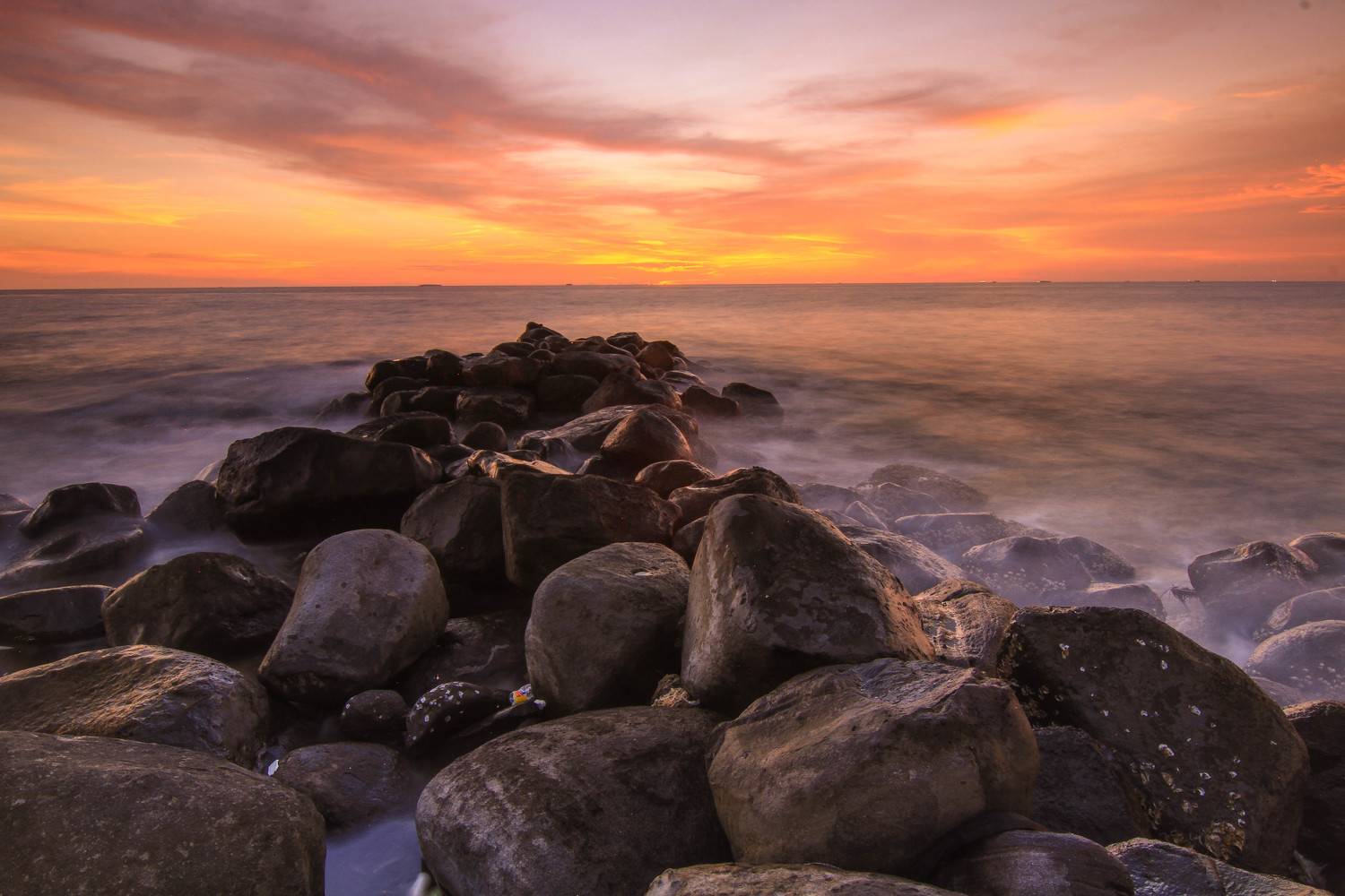 Tepian pantai berbatu di sore hari Tepian pantai berbatu di sore hari