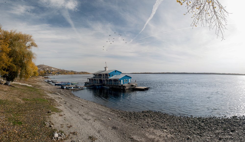 Осенним днем на Волге...