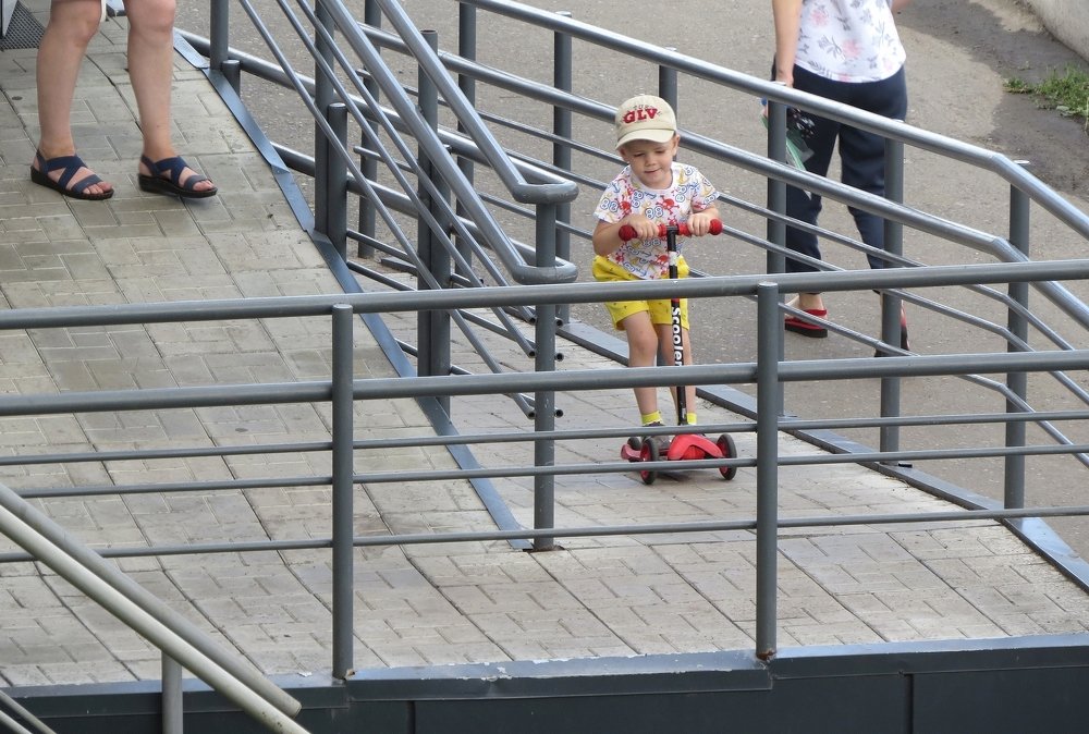 мальчик на самокате