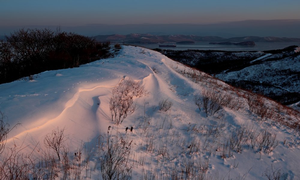 Снежный пейзаж в лучах заходящего Солнца.