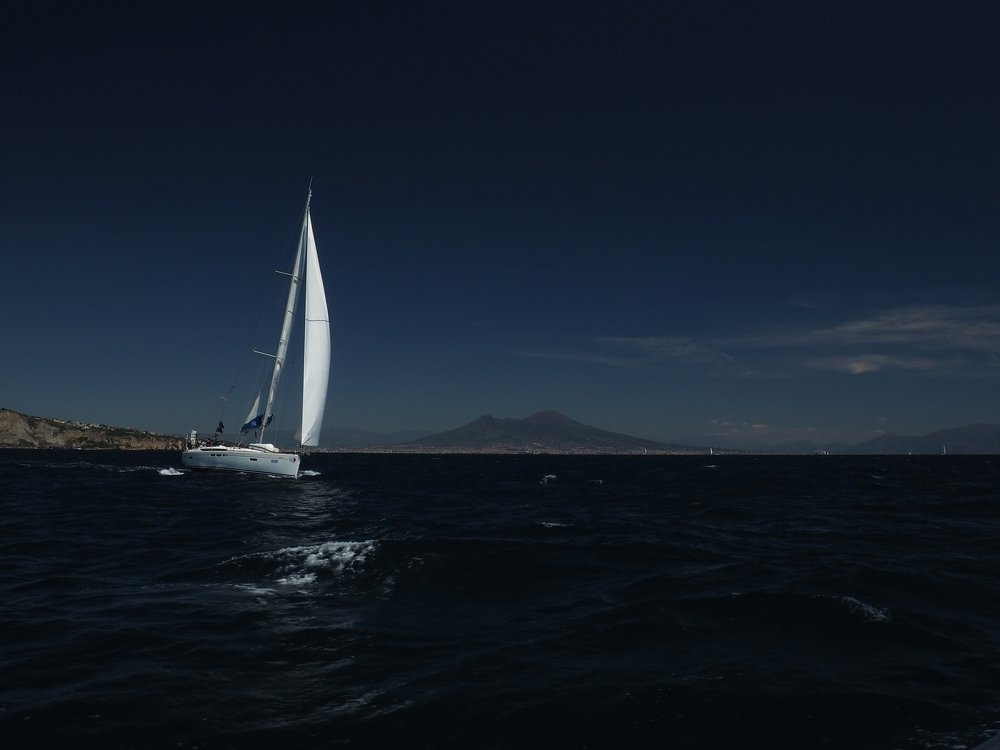 Парусник и Везувий