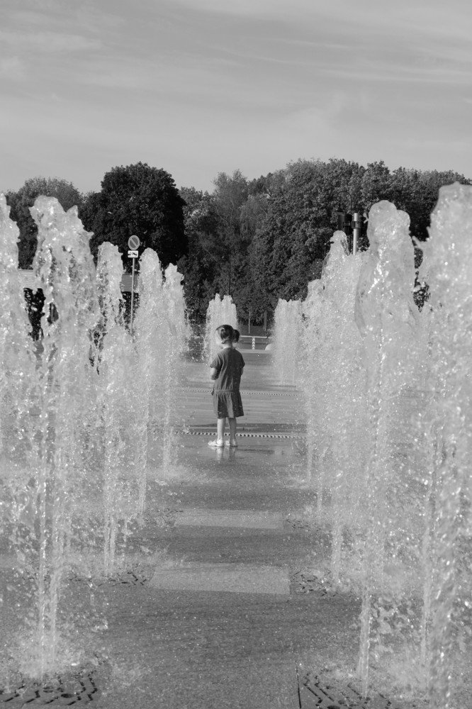 Хорошо стоять в центре фонтана!