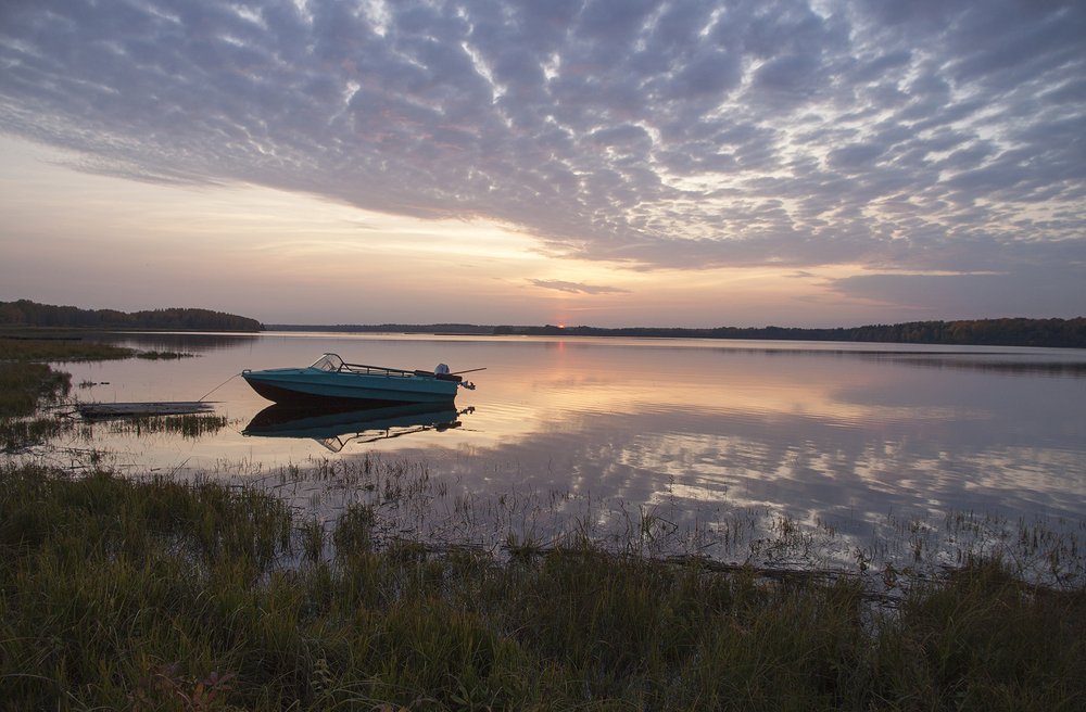 Вечерний закат на озере