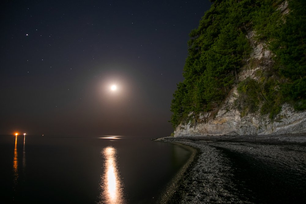 Луна у мыса Кадош