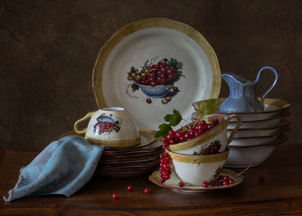 Столовый сервиз с красной смородиной.