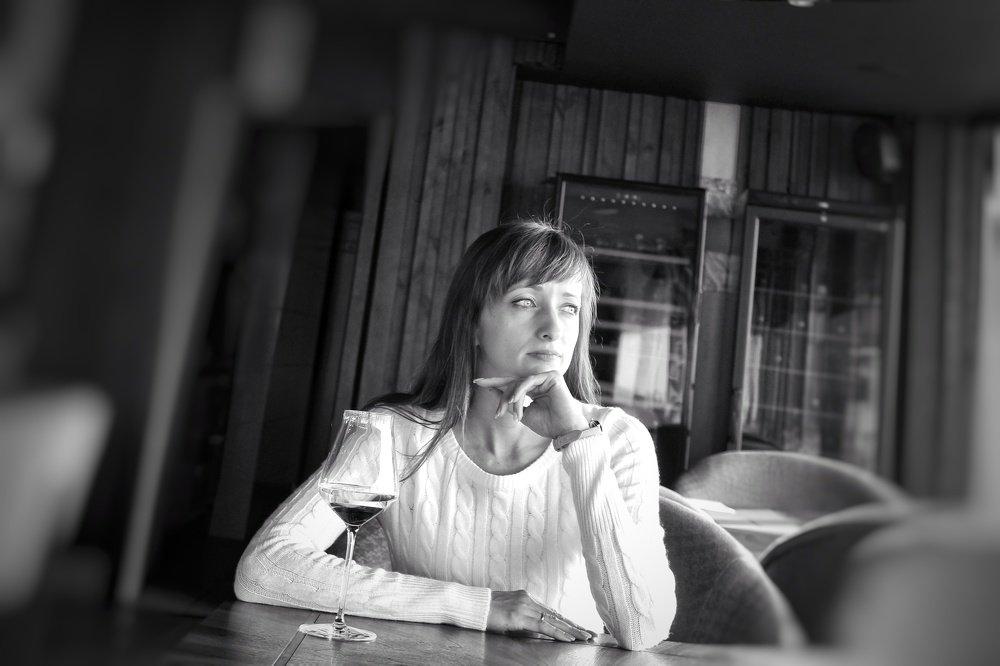 За соседним столиком.