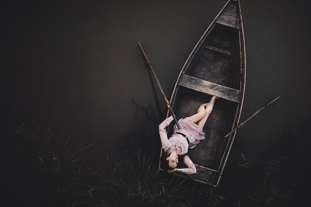 Девушка в лодке