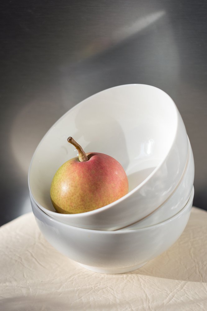 С грушей и белой посудой