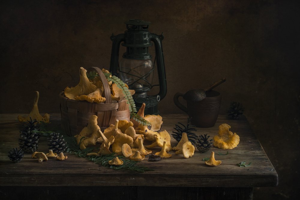 Натюрморт с грибами.Лисички