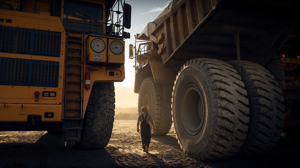 На стоянке карьерных самосвалов